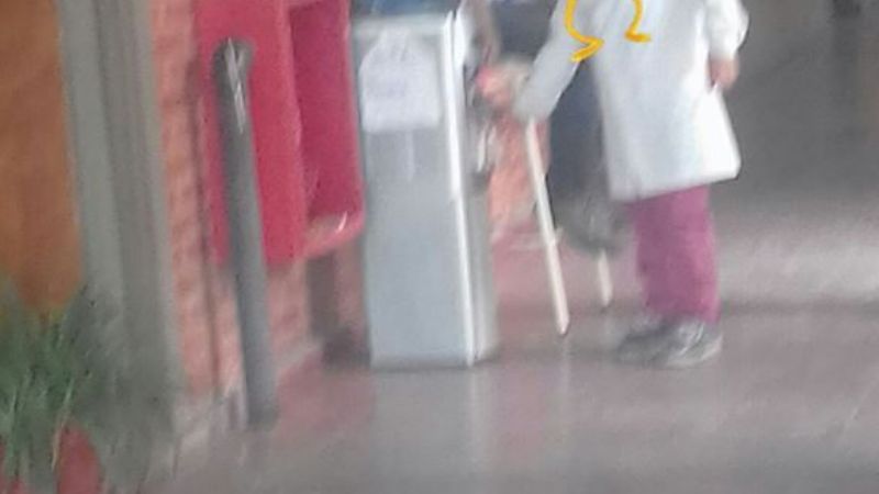 En escuela pública, directora puso dispenser a disposición de los alumnos