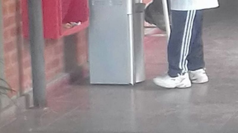 En escuela pública, directora puso dispenser a disposición de los alumnos
