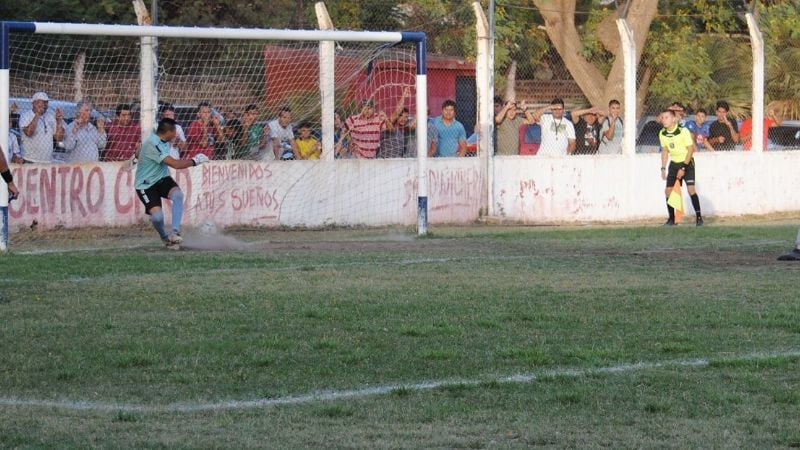 La Estación emparejó la serie, pero el “Santo” pasó por penales