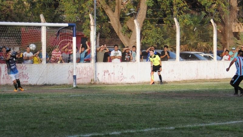 La Estación emparejó la serie, pero el “Santo” pasó por penales