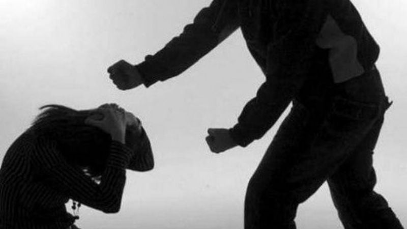 Sexagenario golpeó a su joven hermana