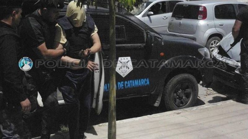 Trasladan de Córdoba a dos personas sospechadas de un ilícito en La Paz