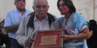 MERECIDO HOMENAJE al histórico militante don Julio César Santillán.