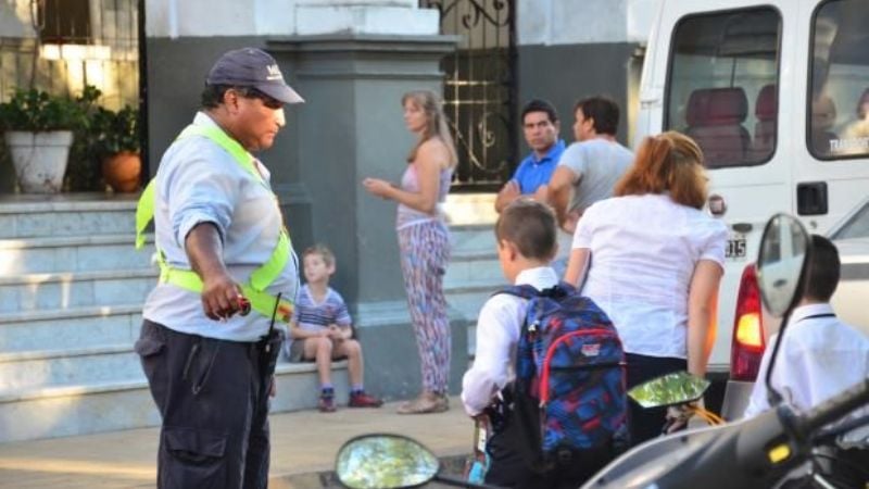 Aplicarán multas a quienes estacionen indebidamente en horario escolar
