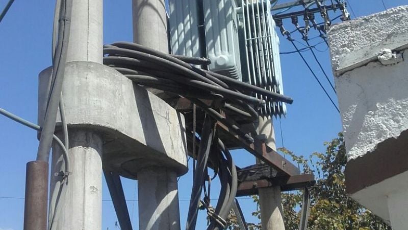 Camión rompió un transformador