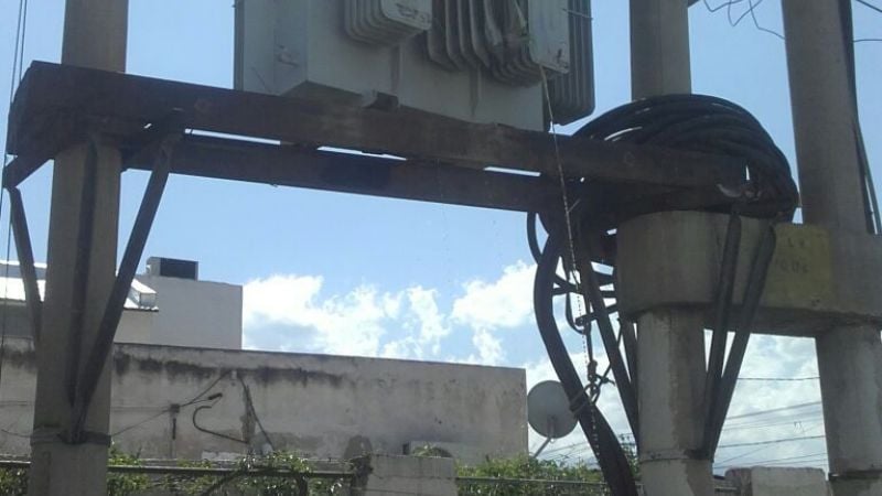 Camión rompió un transformador