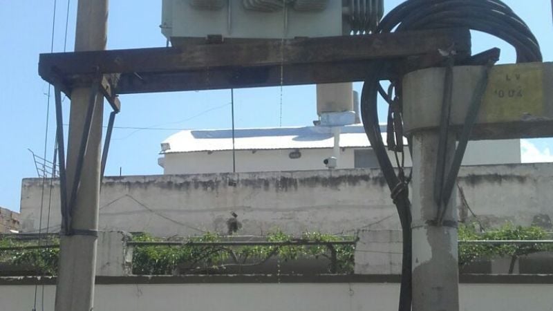 Camión rompió un transformador