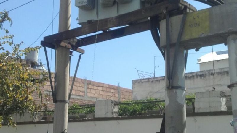 Camión rompió un transformador