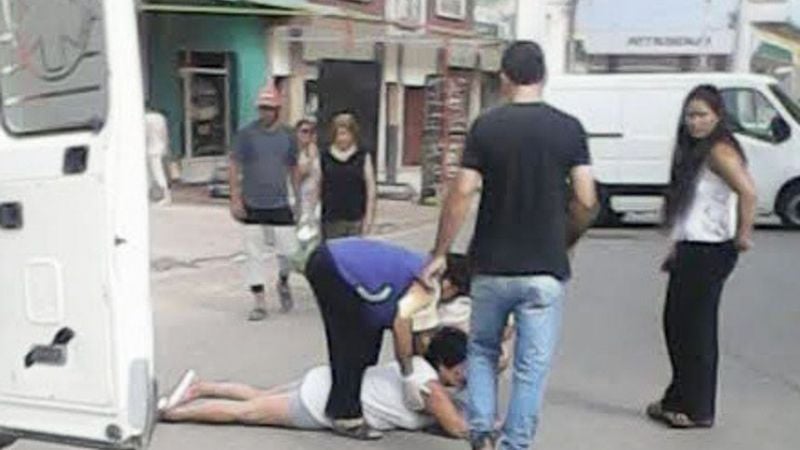 Motociclista embistió a una mujer