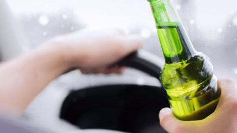 Borracho arrestado tras chocar con una moto conducida por un adolescente