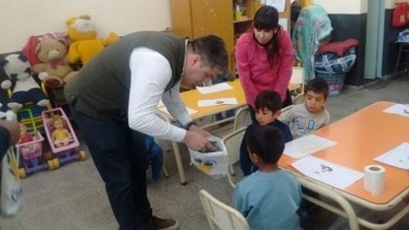 Gutiérrez visitó los Jardines de Infantes en Aconquija