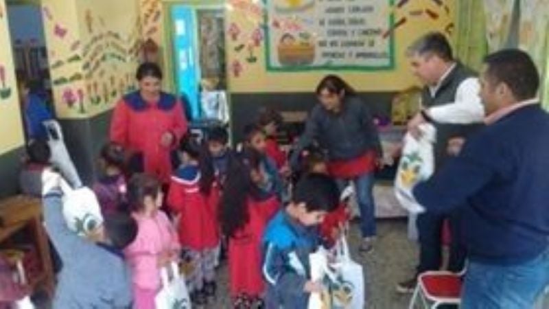 Gutiérrez visitó los Jardines de Infantes en Aconquija