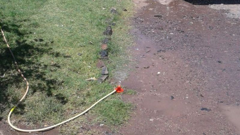 Vecinos desperdician agua en Recreo
