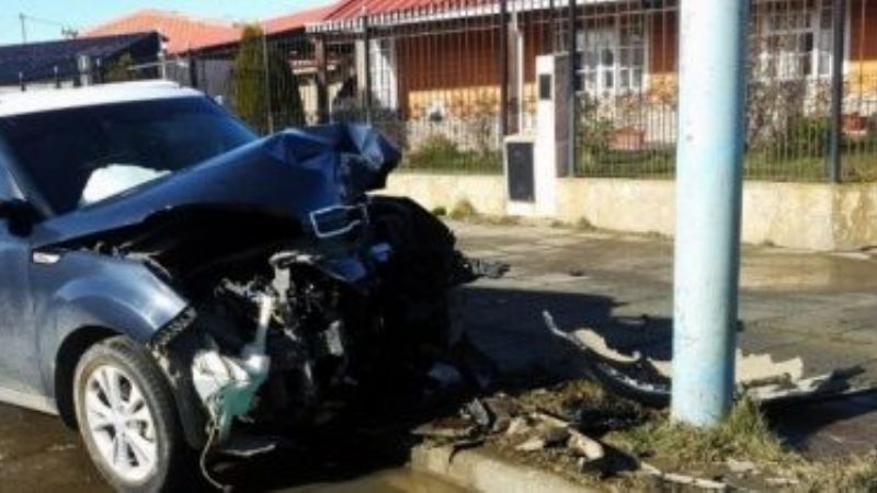 Automovilista chocó contra un poste del tendido eléctrico