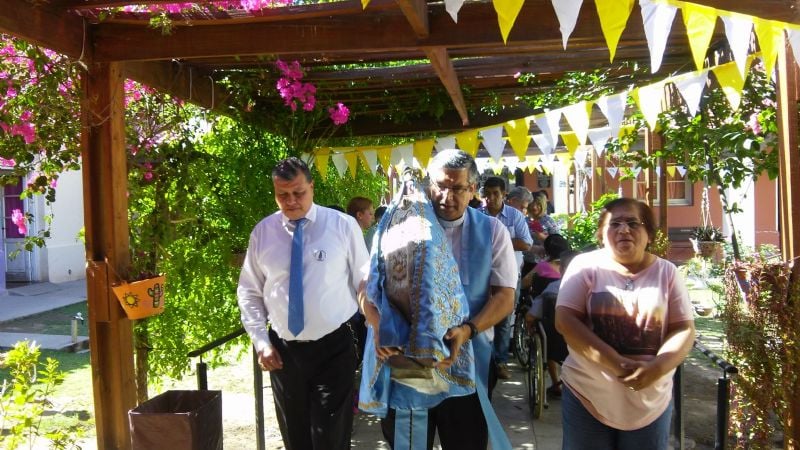La Virgen del Valle emocionó a los abuelos del hogar Fray M. Esquiú