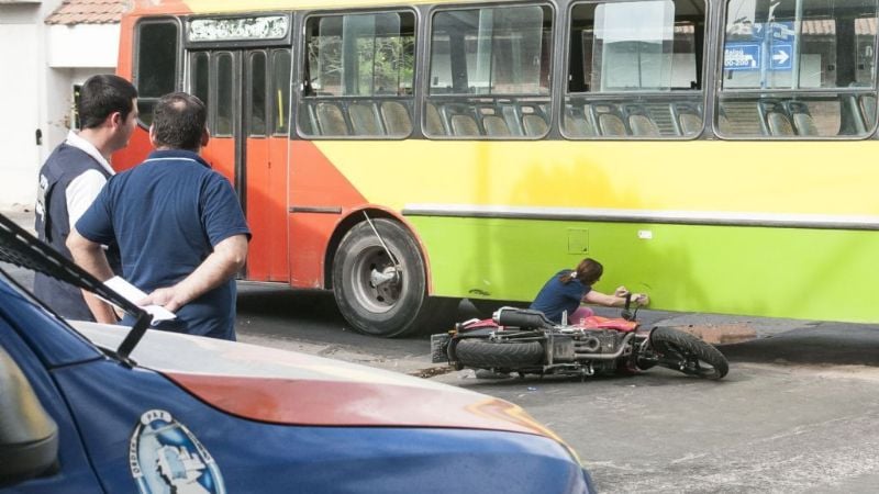 Un joven y un adolescente en moto chocaron contra un colectivo