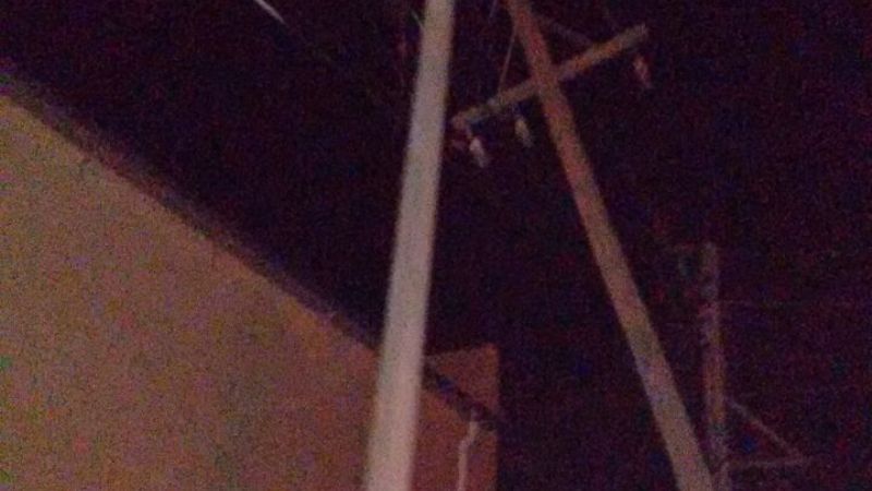 Se quebró un poste de energía y hubo problemas con el servicio