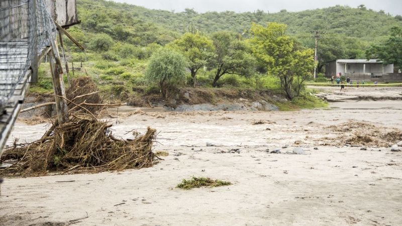 Trabajan para recuperar las tomas de agua en Paclín
