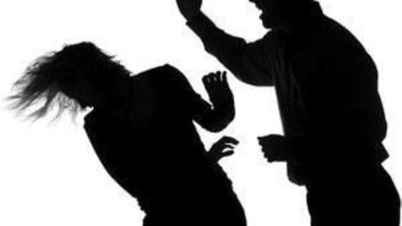 Tres aprehendidos por golpear a mujeres