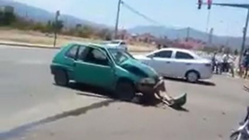 Móvil policial provocó fuerte choque y se llevó el repudio de los vecinos