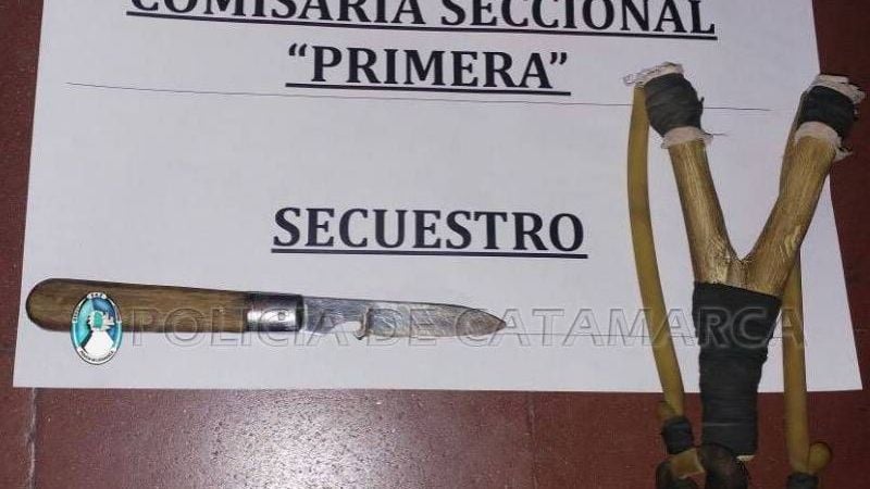 Arrestan a un joven y secuestran una gomera y una navaja