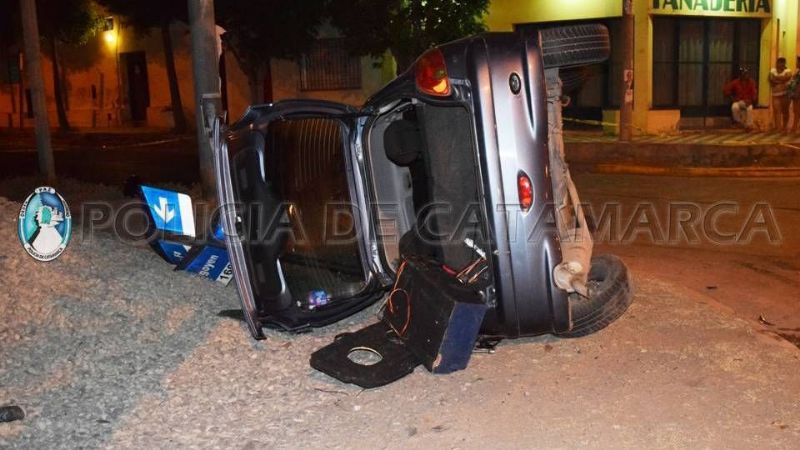 Una mujer y tres niños heridos tras un vuelco en la zona sur