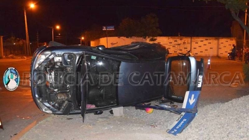 Una mujer y tres niños heridos tras un vuelco en la zona sur