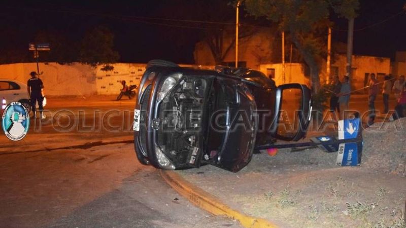 Una mujer y tres niños heridos tras un vuelco en la zona sur