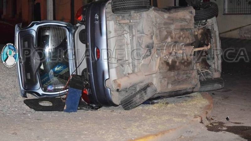 Una mujer y tres niños heridos tras un vuelco en la zona sur