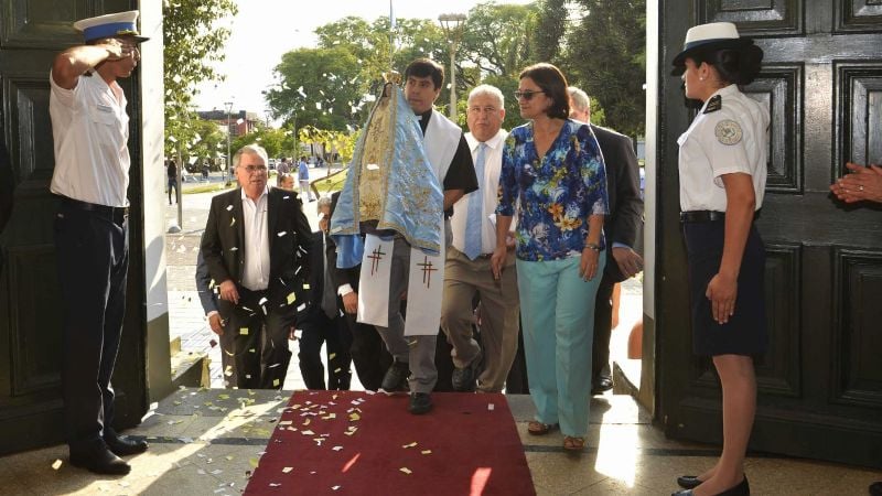 Lucía recibió la Imagen de la Virgen en Casa de Gobierno