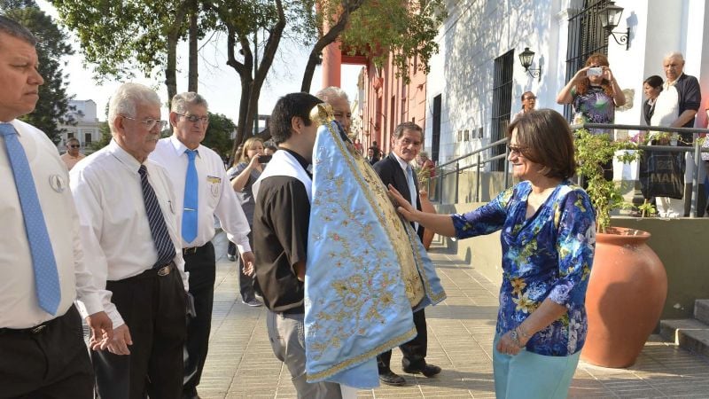 Lucía recibió la Imagen de la Virgen en Casa de Gobierno
