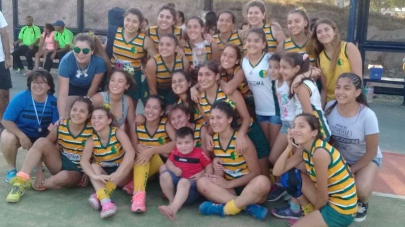 Moro en Damas y UNCa. en Caballeros, campeones del Hockey