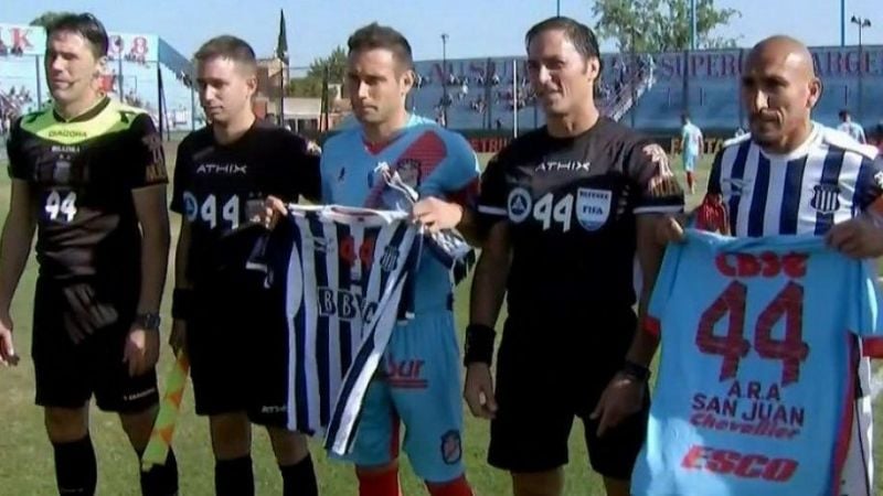 Homenaje del fútbol a los 44 tripulantes del San Juan