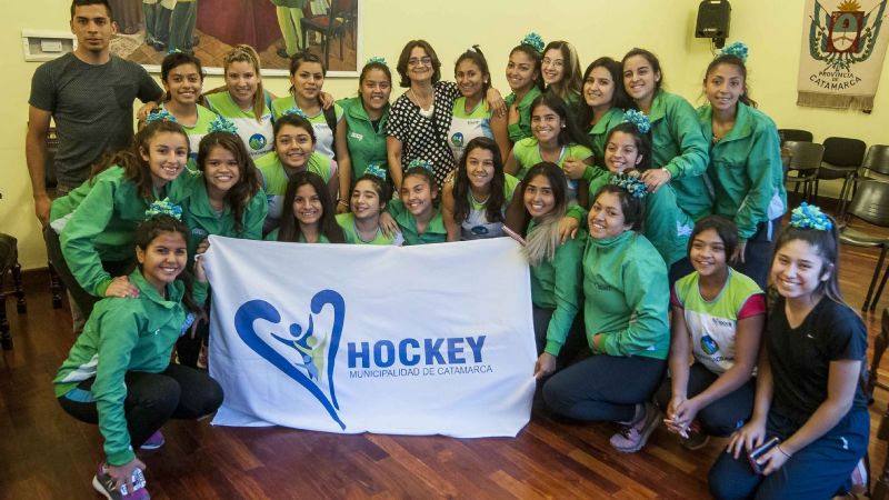 Lucía recibió a las campeonas de Hockey Social