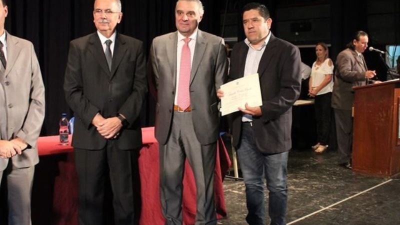 Ojeda recibió su diploma y se prepara para un nuevo mandato