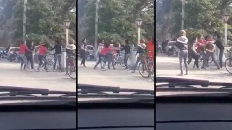 Madres a las piñas frente al colegio de sus hijos