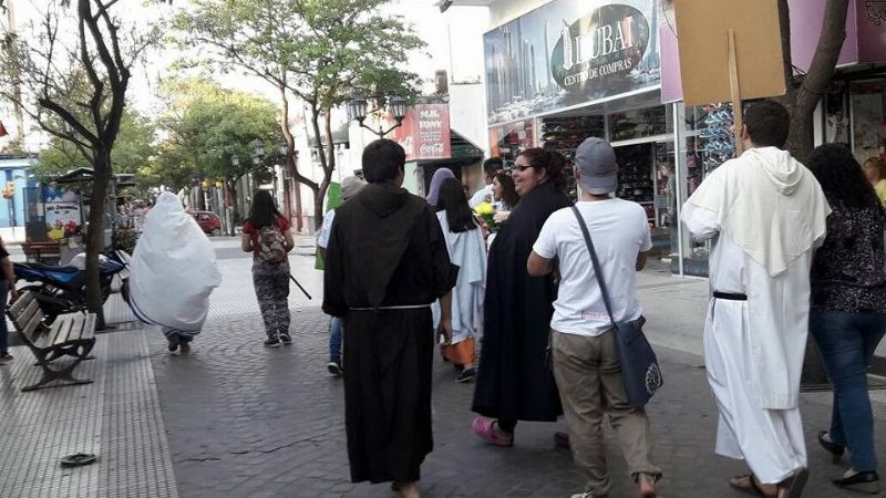 “Santos de jeans y zapatillas” en la Peatonal