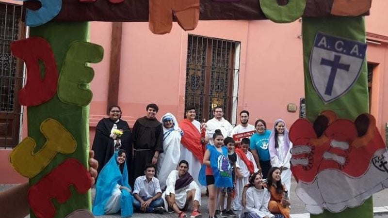 “Santos de jeans y zapatillas” en la Peatonal