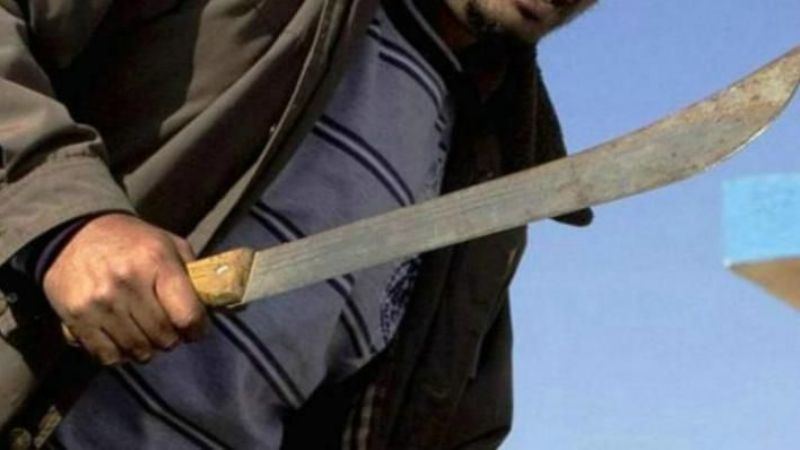Hombre amenazó con un machete a un joven