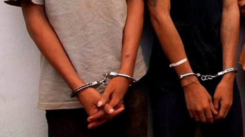 Sorprenden a dos jóvenes robando en un supermercado