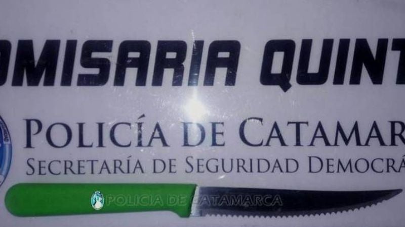 Mujer apuñaló a un joven