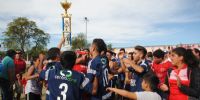 CISTERNA levanta el trofeo por un nuevo título para Independiente.