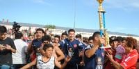 LA VUELTA OLÍMPICA con la copa por el título en el Anual de Las Chacras.