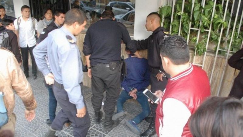 Vecinos atraparon a un arrebatador