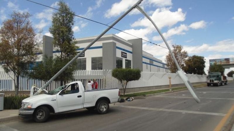 Impactó contra un poste de luz
