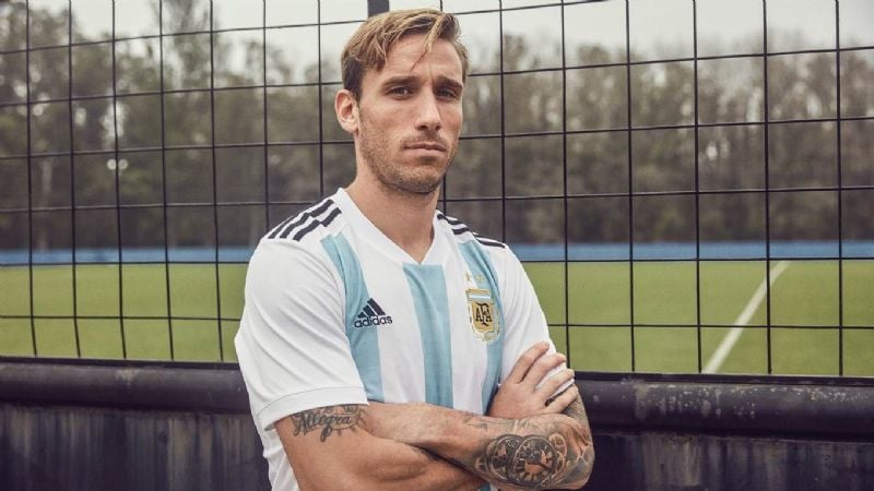 Diseño “retro” en la camiseta Argentina para Rusia