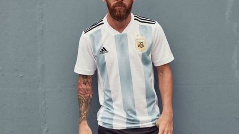 Diseño “retro” en la camiseta Argentina para Rusia