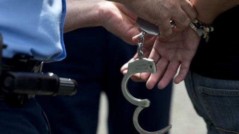 Arrestan a un sospechoso y a un joven en estado de ebriedad