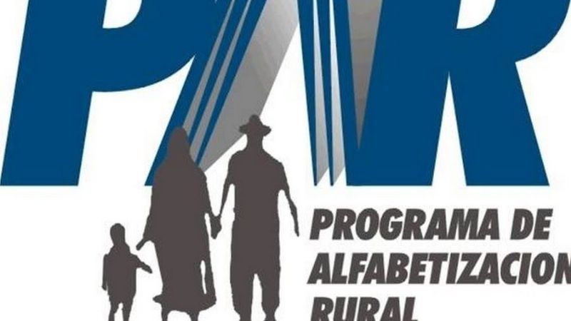 Entrega de certificados a trabajadores alfabetizados