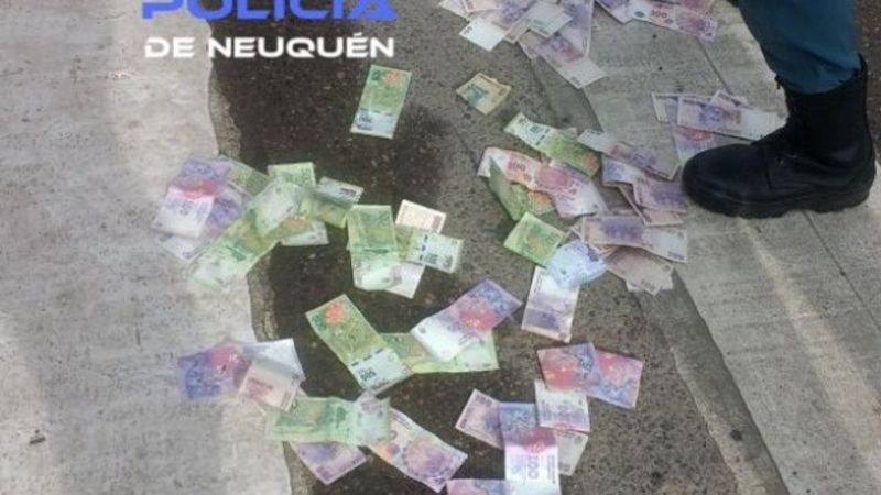 Lo encontraron tirando plata en la calle y lo detuvieron